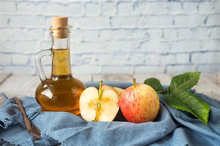 How does apple cider vinegar get rid of molluscum contagiosum?