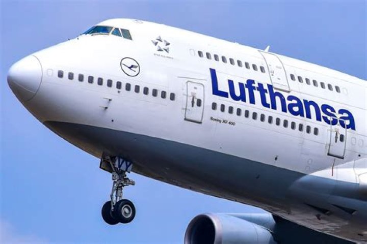 What kind of airline is Lufthansa?